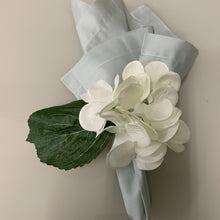 Carregar imagem no visualizador da galeria, Porta Guardanapo Flor Hortênsia Branco Com Folha Mesa Da Clau-Kit 08