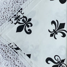 Carregar imagem no visualizador da galeria, Guardanapo Em Tecido Branco Flor De Lis E Renda Mesa Da Clau-Kit 10