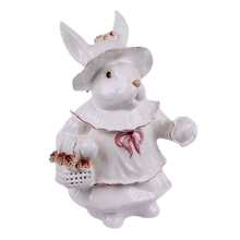 Carregar imagem no visualizador da galeria, Coelha Em Cerâmica Cesto Vazado E Chapéu Zanatta Casa - Pç