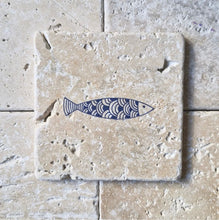 Carregar imagem no visualizador da galeria, Adorno Em Pedra Natural Travertino Anticato Cardume - Kit