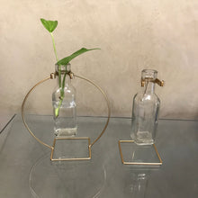 Carregar imagem no visualizador da galeria, Vaso Solitário Em Vidro E Metal Dourado We Make - Pç