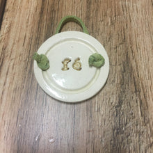 Carregar imagem no visualizador da galeria, Porta Guardanapo Em Cerâmica Medalhas Mesa Da Clau-Un