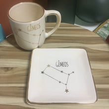 Carregar imagem no visualizador da galeria, Caneca E Mini Travessa Em Cerâmica Zodíaco Gêmeos Luiz Salvador-Un