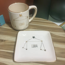 Carregar imagem no visualizador da galeria, Caneca E Mini Travessa Em Cerâmica Zodíaco Libra Luiz Salvador-Un
