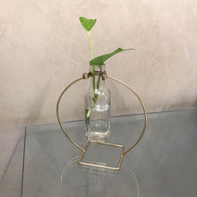 Carregar imagem no visualizador da galeria, Vaso Solitário Em Vidro E Metal Dourado We Make - Pç