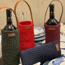 Carregar imagem no visualizador da galeria, Porta Garrafa Para Vinho Em Amigurumi Verde Mesa da Clau-Un

