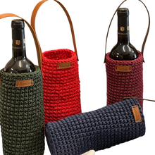 Carregar imagem no visualizador da galeria, Porta Garrafa Para Vinho Em Amigurumi Verde Mesa da Clau-Un
