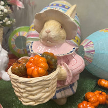 Carregar imagem no visualizador da galeria, Coelha Em Cerâmica Vovó Alice Com Chapéu E Cesta - Unidade
