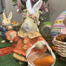 Carregar imagem no visualizador da galeria, Coelha Em Cerâmica Com Cesta Na Mão E Rosas Na Cabeça - Unidade
