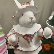 Carregar imagem no visualizador da galeria, Coelha Em Cerâmica Com Cesta de Rosas Vazada, Chapéu E Laço Cor De Rosa - Unidade
