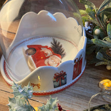 Carregar imagem no visualizador da galeria, Porta Panetone Em Cerâmica Carro Noel Com Cúpula Em Vidro - Pç
