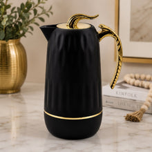 Carregar imagem no visualizador da galeria, Garrafa Térmica em Polipropileno Preto e Dourado 1L - Un
