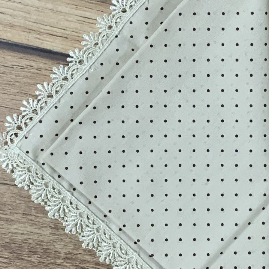 Guardanapo Em Tecido Bege Médio E Poá Com Renda Mesa Da Clau-Kit