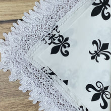 Carregar imagem no visualizador da galeria, Guardanapo Em Tecido Branco Flor De Lis E Renda Mesa Da Clau-Kit 10
