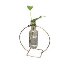 Carregar imagem no visualizador da galeria, Vaso Solitário Em Vidro E Metal Redondo Dourado We Make - Pç
