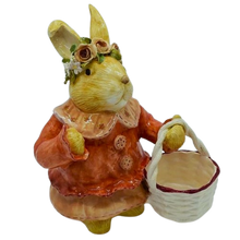Carregar imagem no visualizador da galeria, Coelha Em Cerâmica Com Cesta Na Mão E Rosas Na Cabeça - Unidade
