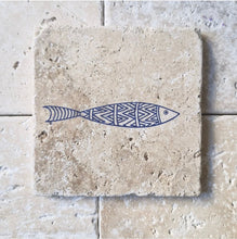 Carregar imagem no visualizador da galeria, Adorno Em Pedra Natural Travertino Anticato Cardume - Kit
