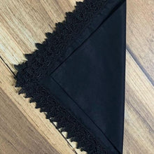 Carregar imagem no visualizador da galeria, Guardanapo Em Tecido Algodão Preto E Renda Mesa Da Clau-Kit 06
