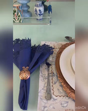 Carregar e reproduzir vídeo no visualizador da galeria, Lugar Americano Dupla Face Florata Azul Mesa da Clau - Un
