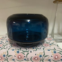 Carregar imagem no visualizador da galeria, Vaso Em Vidro Azul Estonado - Unidade

