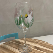 Carregar imagem no visualizador da galeria, Taça Em Vidro Para Vinho Coleção Margaridas - Caixa
