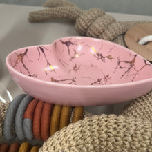 Carregar imagem no visualizador da galeria, Bowl Em Cerâmica Coleção Coração Rosa Marmorizado G - Unidade
