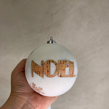 Carregar imagem no visualizador da galeria, Bolas De Natal Em Pelúcia E Cortiça Flocos De Neve E Noel - Caixa
