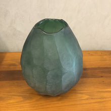 Carregar imagem no visualizador da galeria, Vaso Em Vidro Facetado Verde - Unidade
