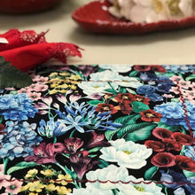 Carregar imagem no visualizador da galeria, Lugar Americano Dupla Face Floral Azul E Verso Trama Tipo Linho – Unidade
